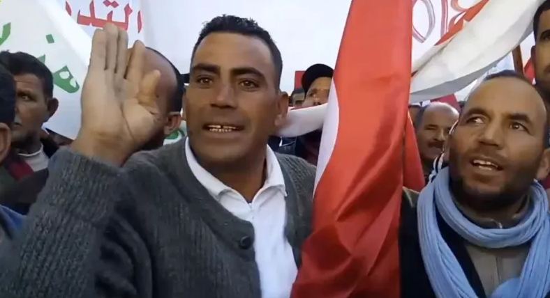 أمام وزارة الفلاحة : الفلاحون يحتجون  و يرفعون شعار "يا وزير يا جبان الفلاح لا يهان" وشعار "ديقاج